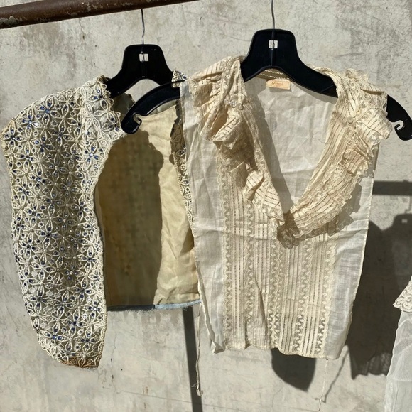 Antique 1920s cream lace corset cover. - Picture 2 of 4